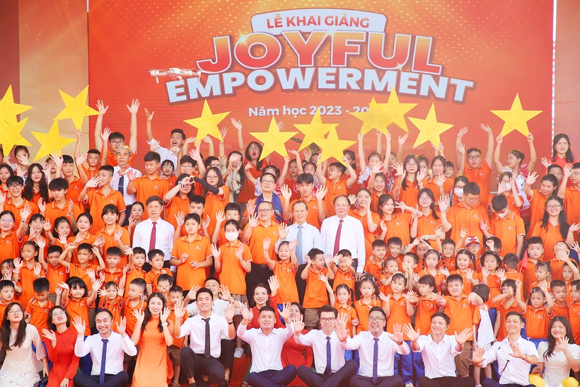 Phó Chủ tịch Thường trực UBND tỉnh Bắc Giang - Mai Sơn chụp ảnh lưu niệm với tập thể cán bộ, giáo viên, học sinh Trường FPT Bắc Giang.