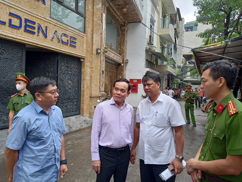 Phó Thủ tướng Trần Lưu Quang đến kiểm tra, nắm tình hình vụ cháy chung cư mini tại Hà Nội.