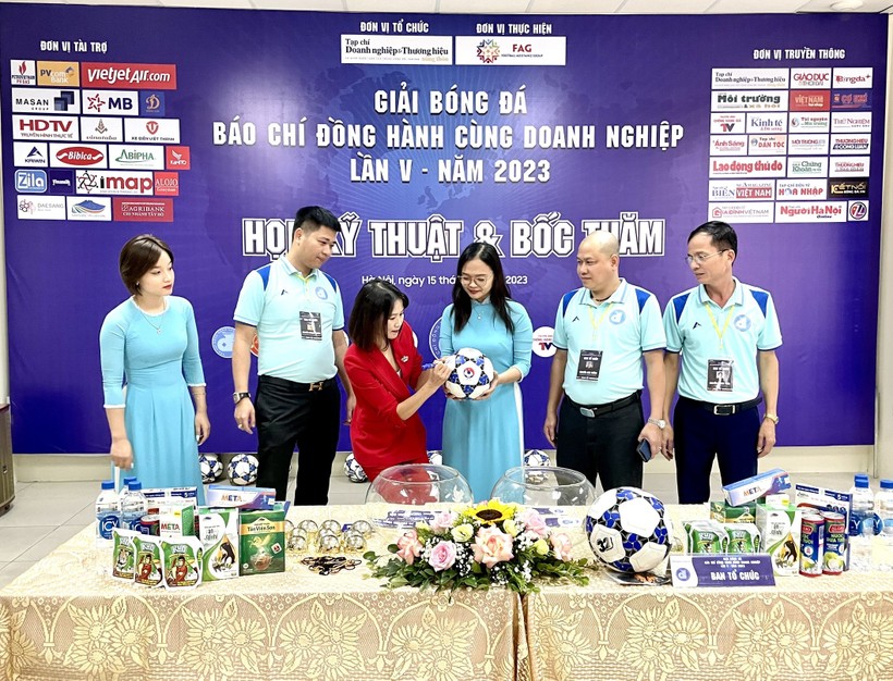 Cựu tuyển thủ bóng đá Đỗ Thị Ngọc Châm ký tặng và chúc mừng Giải bóng đá "Báo chí đồng hành cùng Doanh nghiệp"
