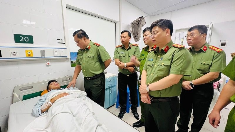 Trung tướng Nguyễn Hải Trung, Giám đốc Công an TP Hà Nội động viên cán bộ, chiến sĩ PCCC bị thương khi chữa cháy chung cư mini.