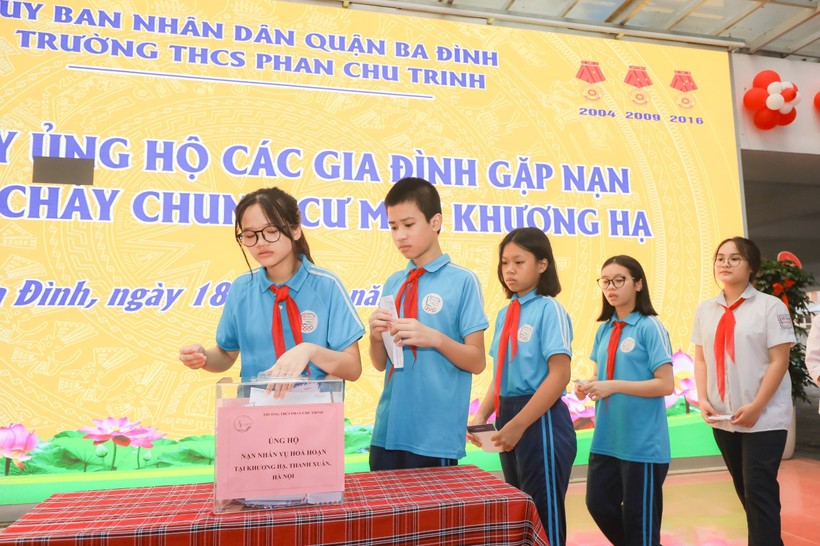 Học sinh Trường THCS Phan Chu Trinh ủng hộ tiền để chia sẻ với gia đình nạn nhân vụ cháy chung cư mini.