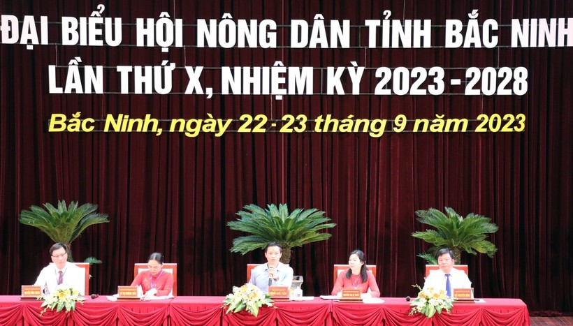 Phó Chủ tịch Thường trực UBND tỉnh Bắc Ninh - Vương Quốc Tuấn cùng lãnh đạo các Sở, ngành liên quan trực tiếp trao đổi, làm rõ các ý kiến, kiến nghị.