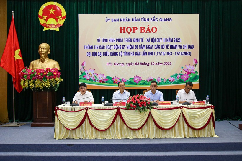 Ông Mai Sơn, Phó Chủ tịch Thường trực UBND tỉnh Bắc Giang chủ trì buổi họp báo.