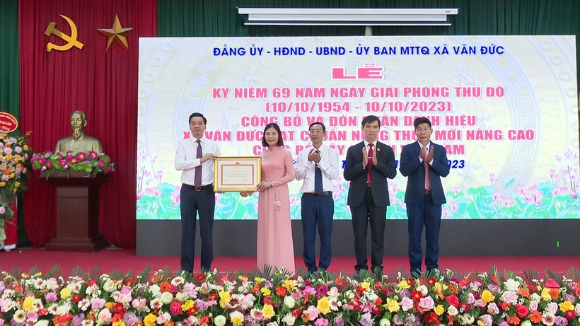 Lãnh đạo huyện Gia Lâm trao Bằng công nhận Xã nông thôn mới nâng cao cho xã Văn Đức.