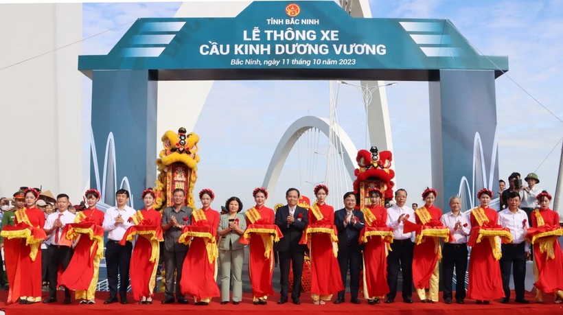 Phó Thủ tướng Trần Lưu Quang; Bí thư Tỉnh ủy Bắc Ninh Nguyễn Anh Tuấn cùng đại biểu cắt băng thông xe cầu Kinh Dương Vương.
