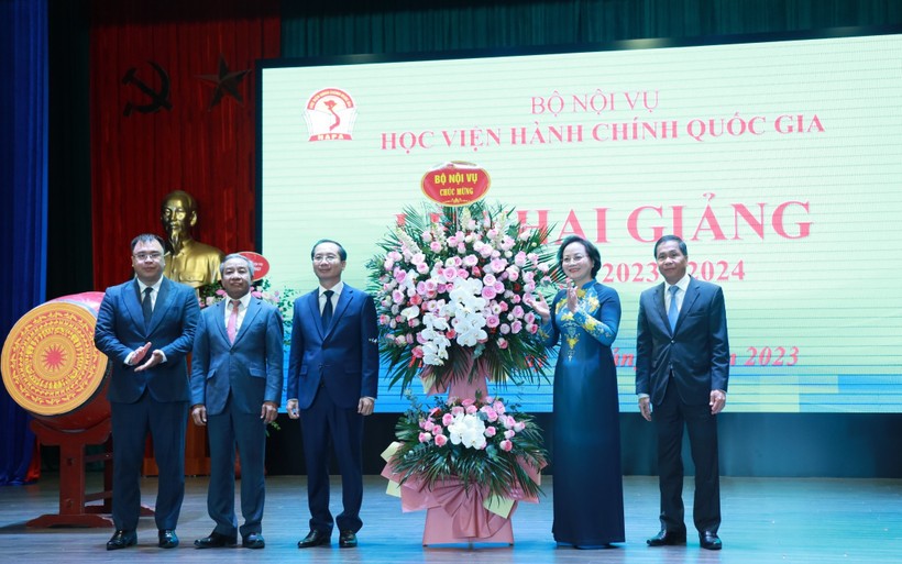 Bộ trưởng Bộ Nội vụ Phạm Thị Thanh Trà dự khai giảng và chúc mừng Học viện Hành chính Quốc gia.