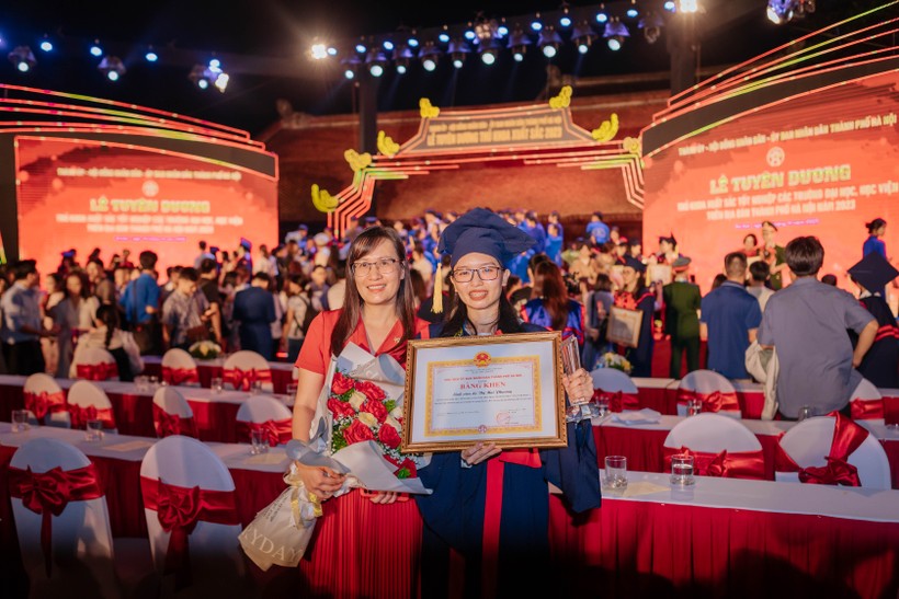 Lê Thị Mai Phương cùng cô giáo trong ngày vinh danh thủ khoa xuất sắc.