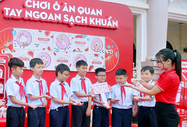 Học sinh Trường Tiểu học Nguyễn Tất Thành (thành phố Nam Định) thực hiện thao tác rửa tay với xà phòng tại mít tinh.