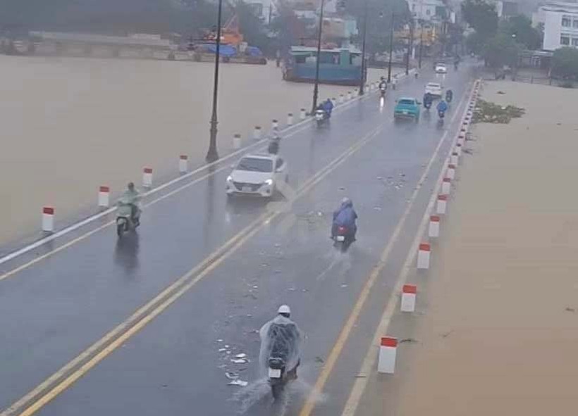 Nước sông Hương qua Đập Đá tại trung tâm TP Huế (tỉnh Thừa Thiên - Huế) bắt đầu tràn vào 10h sáng 18/10. (Ảnh: Hue-S).