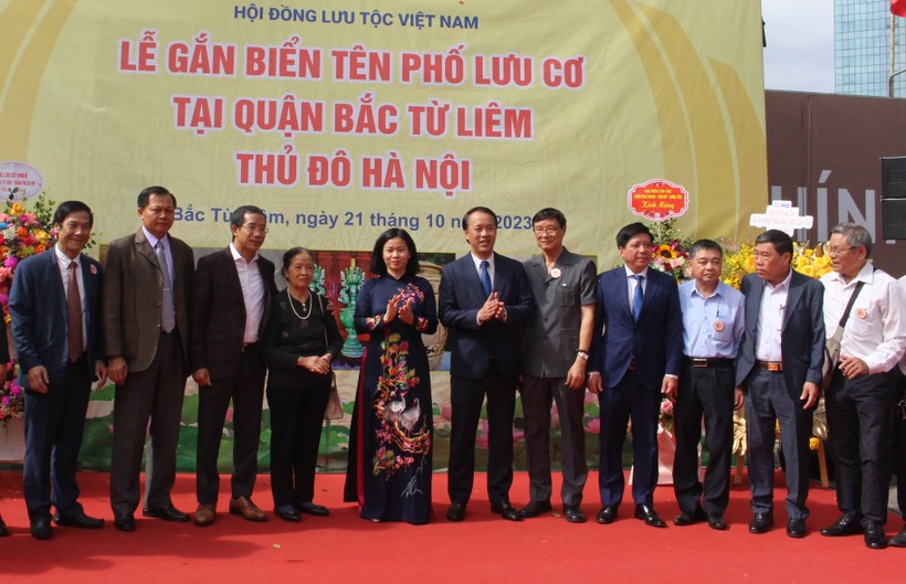 Phó Bí thư Thường trực Thành ủy Hà Nội Nguyễn Thị Tuyến (thứ 6 từ trái sang phải) chúc mừng gắn biển tên phố Lưu Cơ và đại diện dòng họ Lưu Việt Nam.
