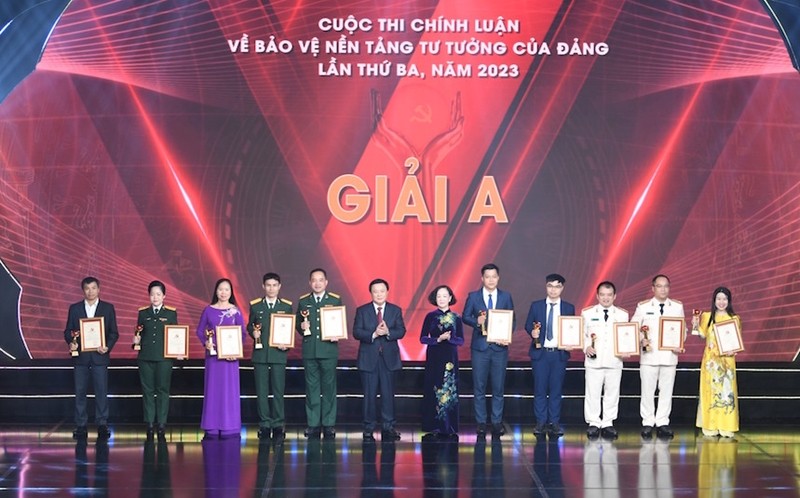 Bà Trương Thị Mai và ông Nguyễn Xuân Thắng trao giải cho tác giả, nhóm tác giả đoạt giải A.