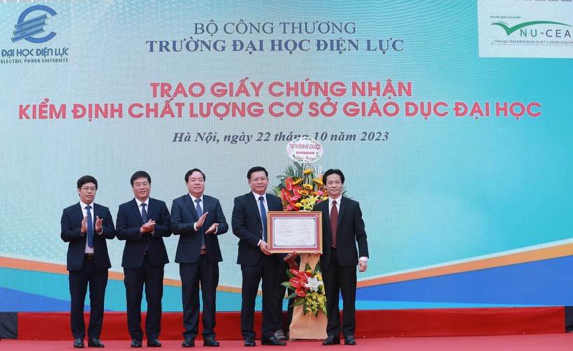 PGS.TS Đinh Văn Toàn trao giấy chứng nhận KĐCLGD cho đại diện Trường Đại học Điện lực.