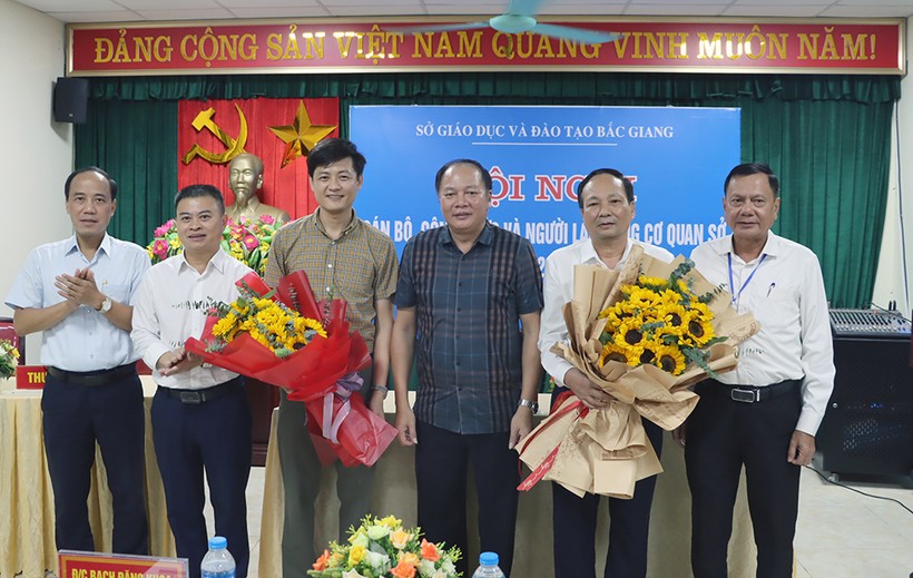 Ông Tạ Việt Hùng - Giám đốc Sở GDĐT cùng lãnh đạo Sở, Chủ tịch Công đoàn giáo dục tỉnh chúc mừng ông Tạ Văn Ánh (thứ hai, từ phải) đã hoàn thành xuất sắc nhiệm vụ và Chu Đăng Việt được điều động, bổ nhiệm tại cơ sở.