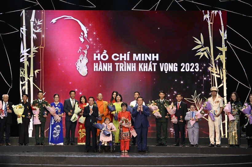 Chương trình “Hồ Chí Minh - Hành trình khát vọng 2023” tôn vinh, biểu dương 67 điển hình tiêu biểu trong cả nước.
