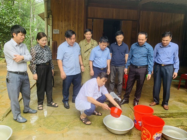 CDC Hà Tĩnh và Trung tâm Y tế huyện Hương Khê hướng dẫn, giám sát xử lý nguồn nước sinh hoạt cho người dân tại xã Lộc Yên.