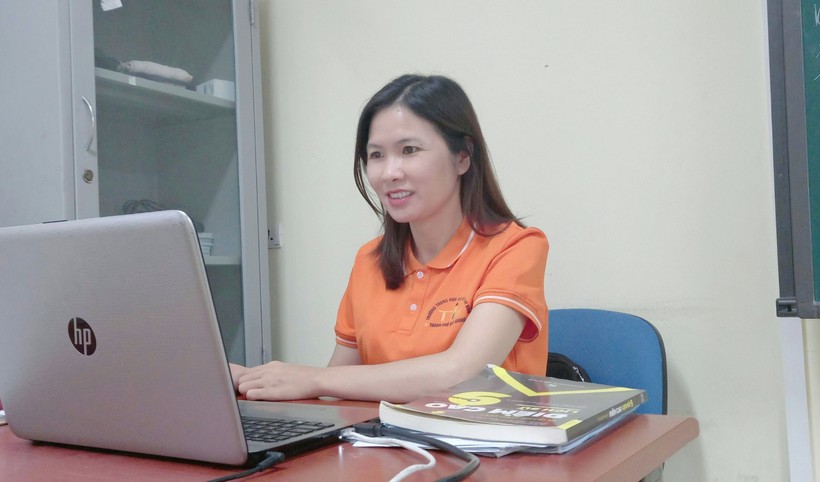 Cô Lê Thị Hà, giáo viên Trường THCS Lê Quý Đôn không ngừng đổi mới sáng tạo trong dạy học.