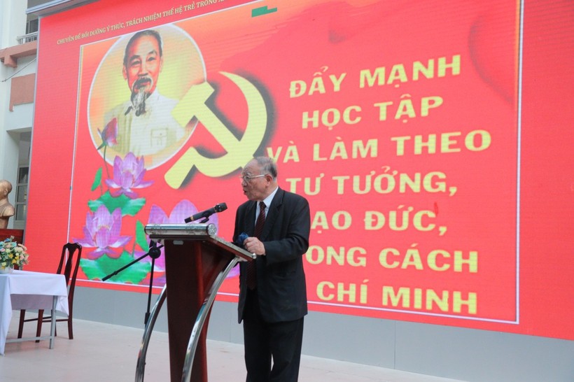 GS.TS Hoàng Chí Bảo nói chuyện với học sinh trường THCS Nguyễn Công Trứ.