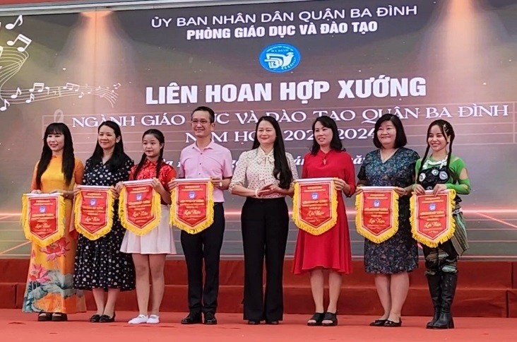 Bà Phạm Thị Diễm – Phó Chủ tịch UBND quận Ba Đình tặng cờ lưu niệm và chụp ảnh kỉ niệm với đại diện 8 cụm thi. 