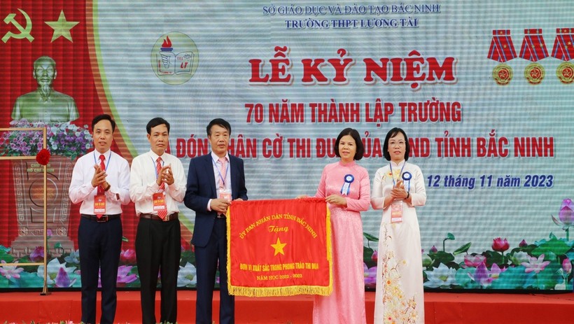 Chủ tịch UBND tỉnh Bắc Ninh Nguyễn Hương Giang trao Cờ thi đua cho Trường THPT Lương Tài.