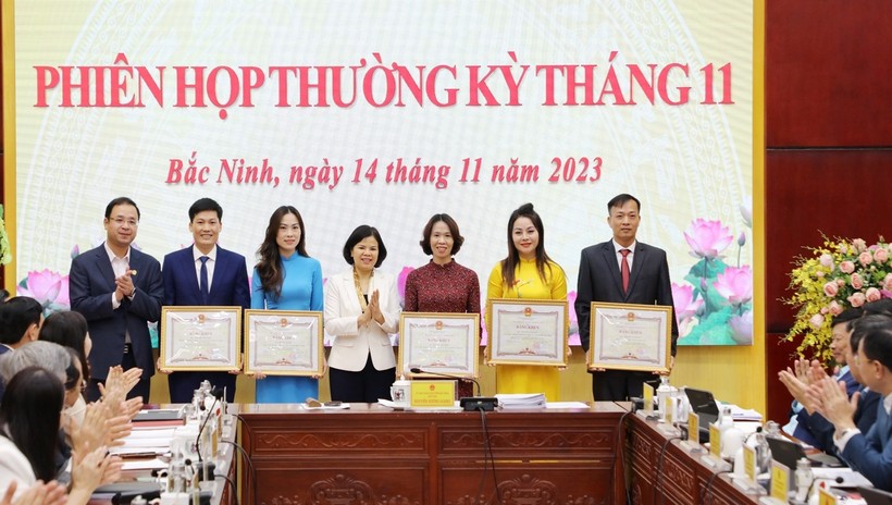 Chủ tịch UBND tỉnh Bắc Ninh - Nguyễn Hương Giang trao Bằng khen cho các giáo viên.