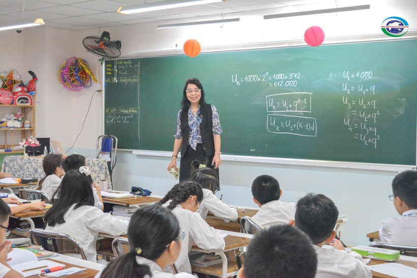 Cô Lê Thị Bích Dung tiên phong giảng dạy trên lớp cho học sinh.