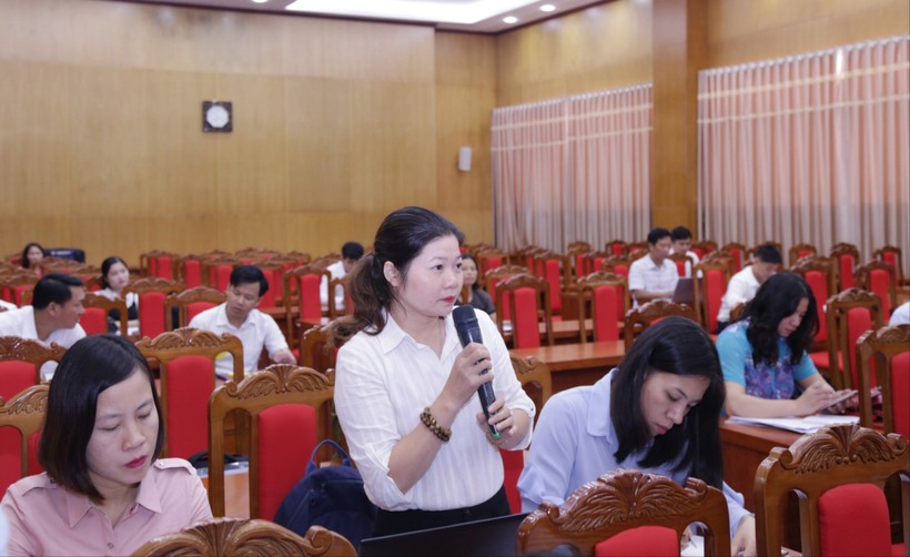 Nhà báo Thu Phong tác nghiệp tại một sự kiện của tỉnh Bắc Giang.