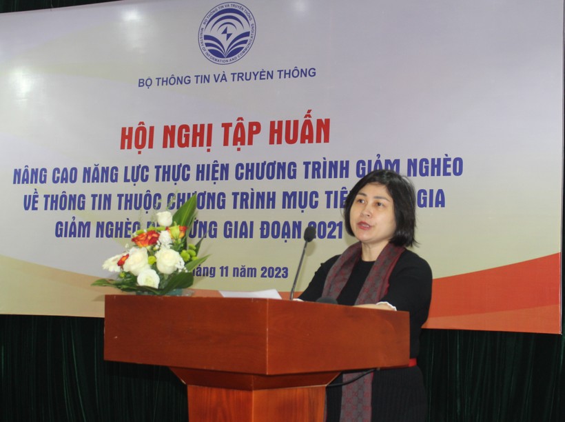Bà Nguyễn Minh Hằng – Phó Vụ trưởng Vụ Pháp chế (Bộ Thông tin và Truyền thông) phát biểu tại hội nghị tập huấn.