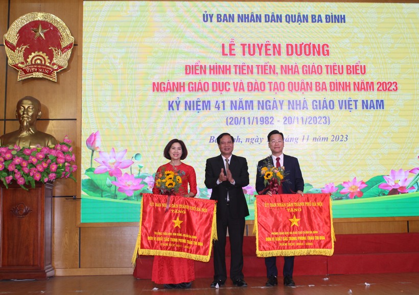 Thừa ủy quyền, ông Nguyễn Công Thành - Phó Bí thư Thường trực Quận ủy, Chủ tịch HĐND quận Ba Đình trao Cờ thi đua cho 2 tập thể.