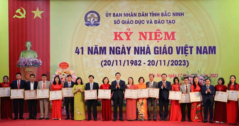 Phó Chủ tịch Thường trực UBND tỉnh Bắc Ninh - Vương Quốc Tuấn trao Bằng khen của Chủ tịch UBND tỉnh cho các thầy giáo, cô giáo tiêu biểu.