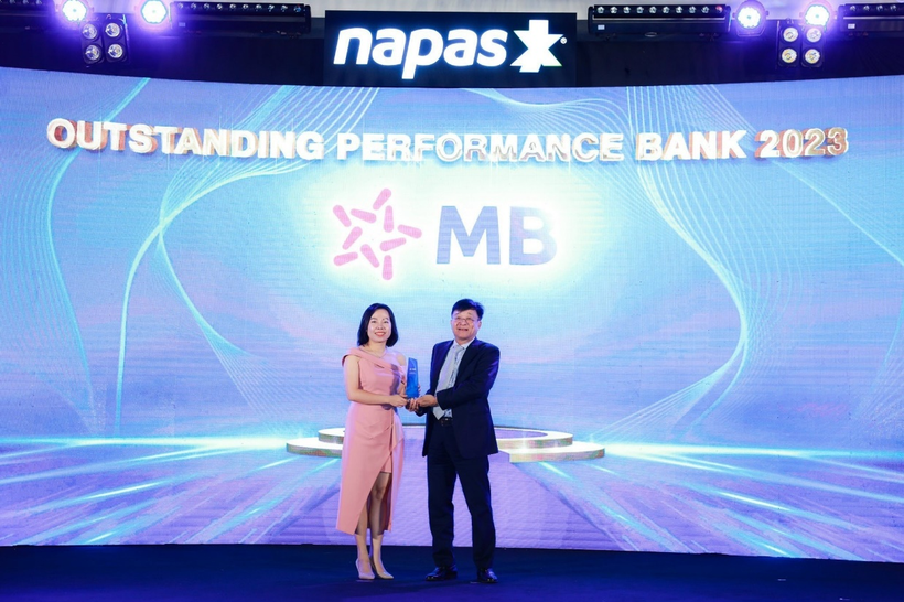Bà Phạm Thị Mai Anh – Phó Giám đốc Khối Ngân hàng số MB đại diện ngân hàng nhận giải thưởng tại Hội nghị.