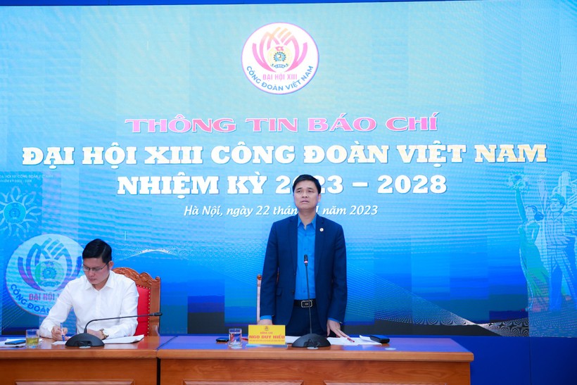 Phó Chủ tịch Tổng Liên đoàn Lao động Việt Nam - Ngọ Duy Hiểu thông tin tại buổi họp báo.