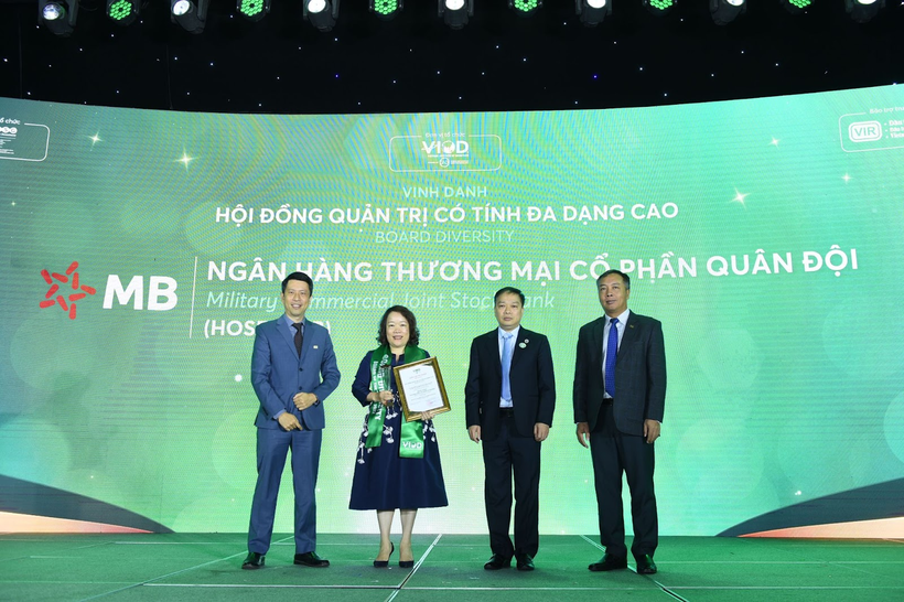 Bà Vũ Thị Hải Phượng – Phó Chủ tịch HĐQT MB nhận giải thưởng tại sự kiện.
