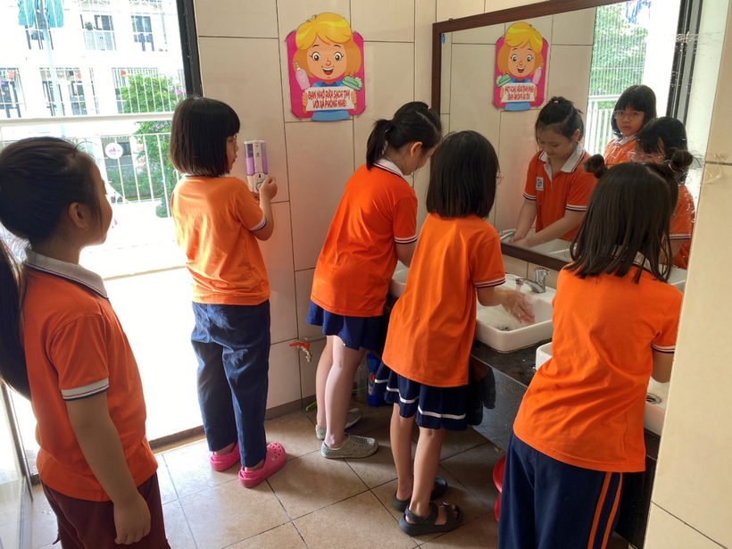 Học sinh duy trì thói quen rửa tay với xà phòng.