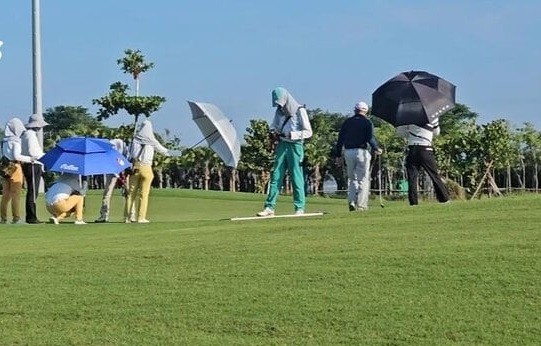 Hình ảnh ghi lại cán bộ chơi golf trong giờ hành chính.