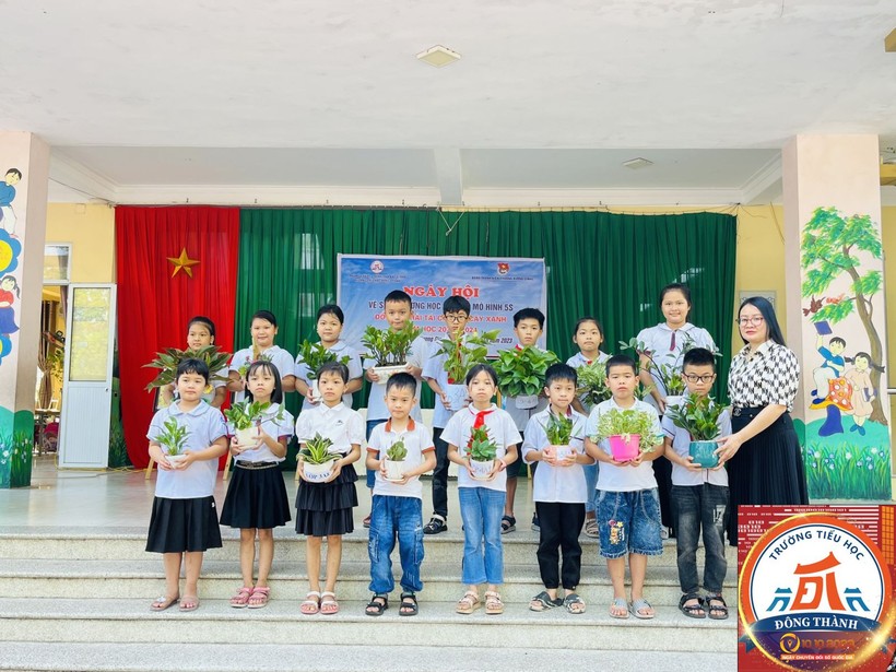 Học sinh trường Tiểu học Đông Thành tham gia bảo vệ môi trường. 