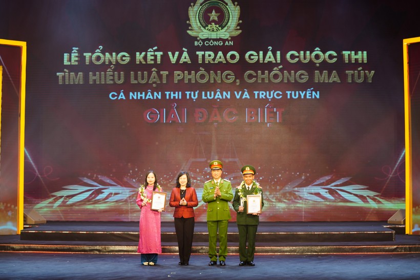 Bộ trưởng Bộ Y tế - Đào Hồng Lan và Thứ trưởng Bộ Công an, Trung tướng Nguyễn Duy Ngọc trao giải Đặc biệt cho các tác giả.