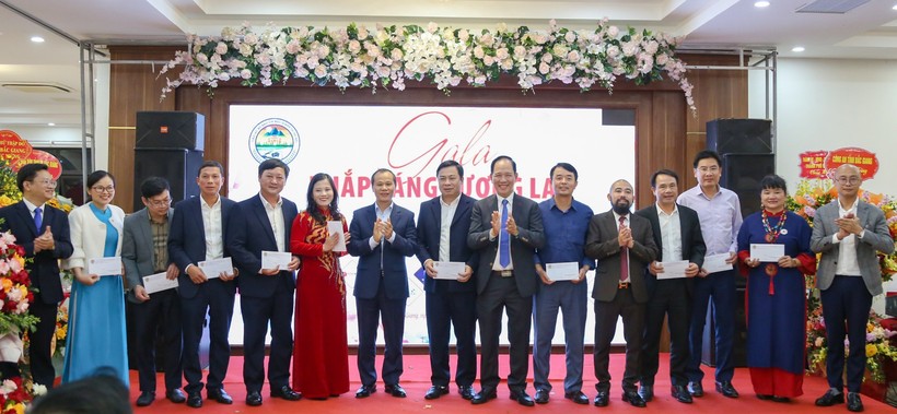 Đại diện 10 huyện, thành phố của tỉnh Bắc Giang nhận hỗ trợ từ Chương trình Thắp sáng tương lai.