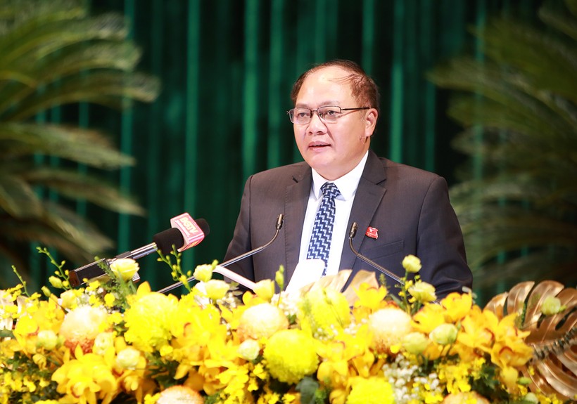 Ông Tạ Việt Hùng - Giám đốc Sở GDĐT Bắc Giang trả lời chất vấn.
