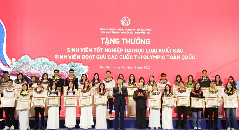Đại tướng Phạm Văn Trà và Phó Chủ tịch Thường trực UBND tỉnh Bắc Ninh Vương Quốc Tuấn trao thưởng cho các sinh viên tốt nghiệp Đại học loại xuất sắc và sinh viên đạt giải Olympic toàn quốc.