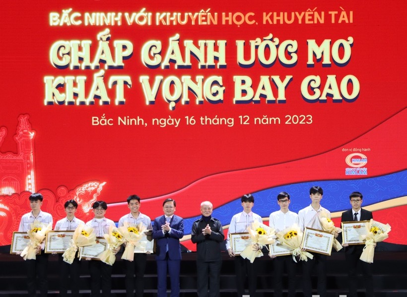 Đại tướng Phạm Văn Trà (thứ 5 từ phải sang) và Bí thư Tỉnh ủy Bắc Ninh Nguyễn Anh Tuấn trao thưởng, tôn vinh các em học sinh đạt giải khu vực và quốc tế.