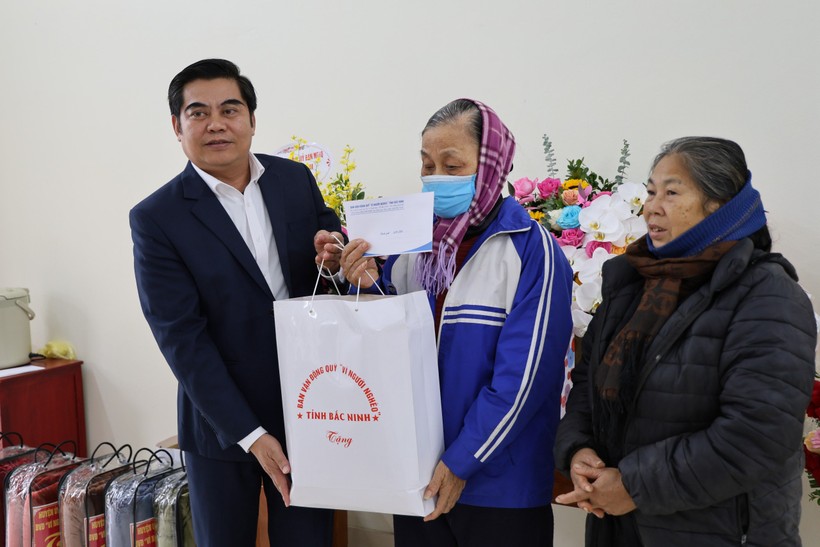 Ủy ban MTTQ Việt Nam tỉnh Bắc Ninh thăm và tặng quà các hộ giáo dân dịp Lễ Giáng sinh.