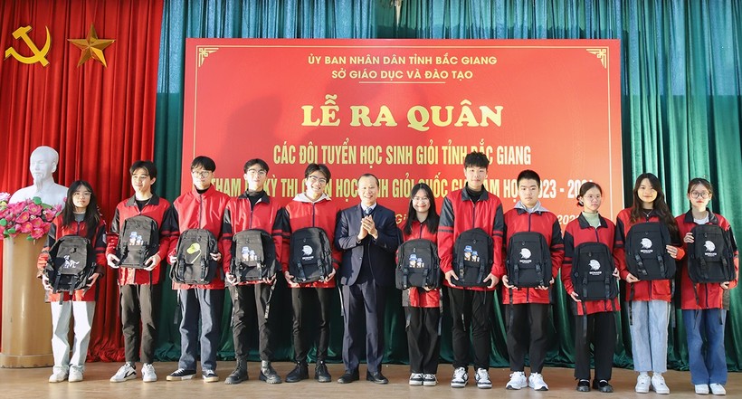 Ông Mai Sơn - Phó Chủ tịch Thường trực UBND tỉnh Bắc Giang tặng quà cho các em học sinh đại diện cho 11 đội tuyển. Ảnh: BGP.