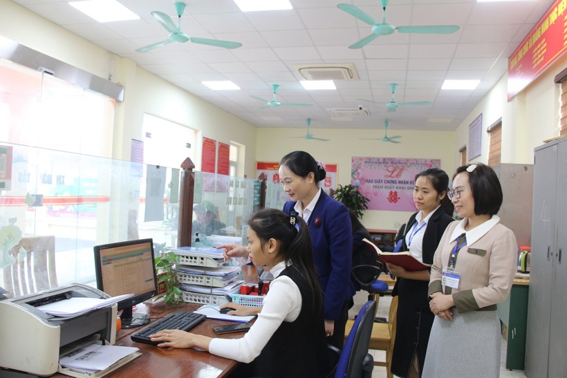 Lãnh đạo Phòng Nội vụ huyện Việt Yên kiểm tra tình hình thực thi công vụ tại bộ phận một cửa các xã, thị trấn.