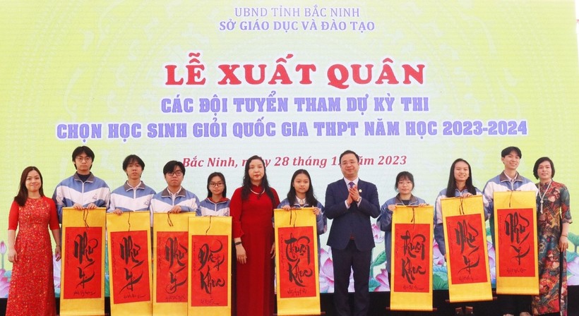 Giám đốc Sở GD&ĐT Bắc Ninh - Nguyễn Thế Sơn trao tranh chữ động viên các em học sinh.