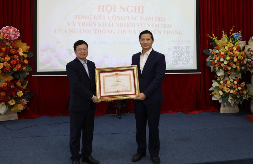 Phó Chủ tịch Thường trực UBND tỉnh Bắc Ninh Vương Quốc Tuấn trao Bằng khen của Thủ tướng Chính phủ cho đồng chí Lê Nho Thái, Phó Trưởng phòng Công nghệ thông tin, Sở TT&TT.