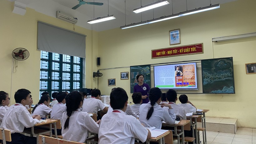 Cô giáo Trương Thị Tuyết Mai (trường THCS Bế Văn Đàn) trong tiết dạy tản văn “Người ngồi đợi trước hiên nhà”.