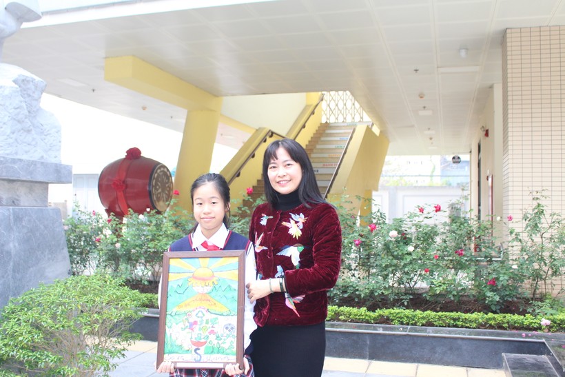Cô giáo chủ nhiệm Lê Phương Huyền chia vui với học sinh Doãn Bảo Nghi.