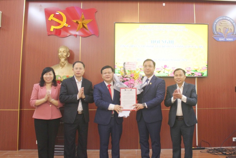 Lãnh đạo Sở GDĐT, Sở Nội vụ trao quyết định và tặng hoa chúc mừng tân Giám đốc Trung tâm GDTX thị xã Thuận Thành. 