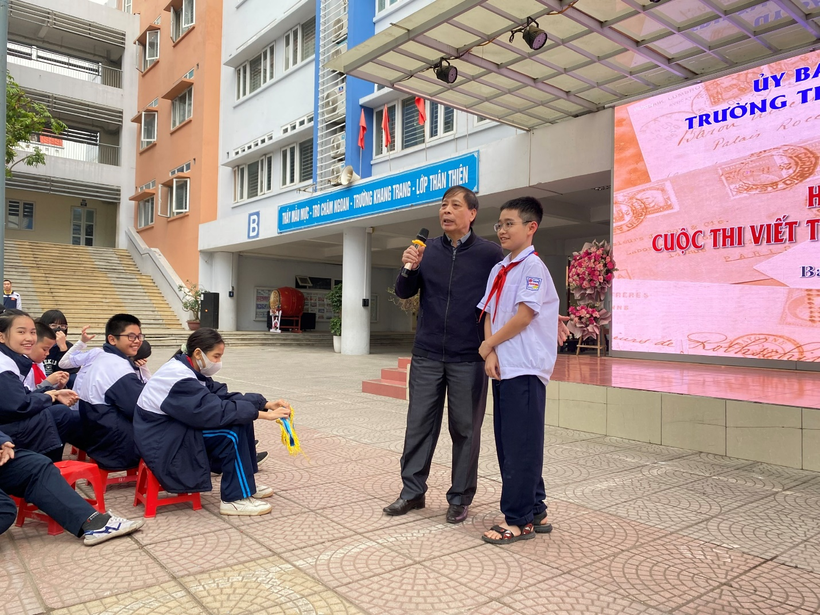 Nhà báo Nguyễn Đức Quang chia sẻ và giao lưu với học sinh trường THCS Phan Chu Trinh.