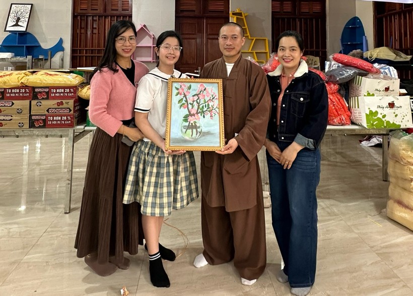 Cô trò lớp 5A7 trường Tiểu học Kim Đồng với nhiều phần quà ý nghĩa gửi tới bạn nhỏ tại chùa Thiên Hương. 